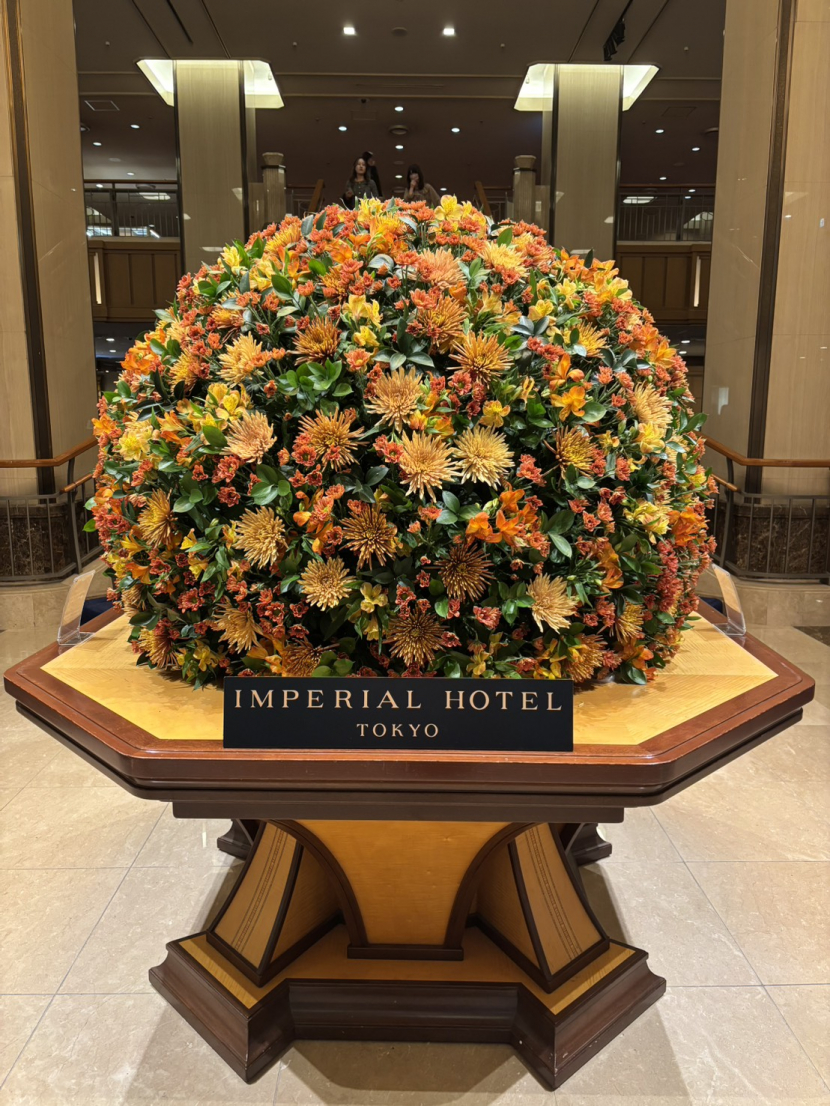 深まる秋、帝国ホテルのロビーがオレンジ色に