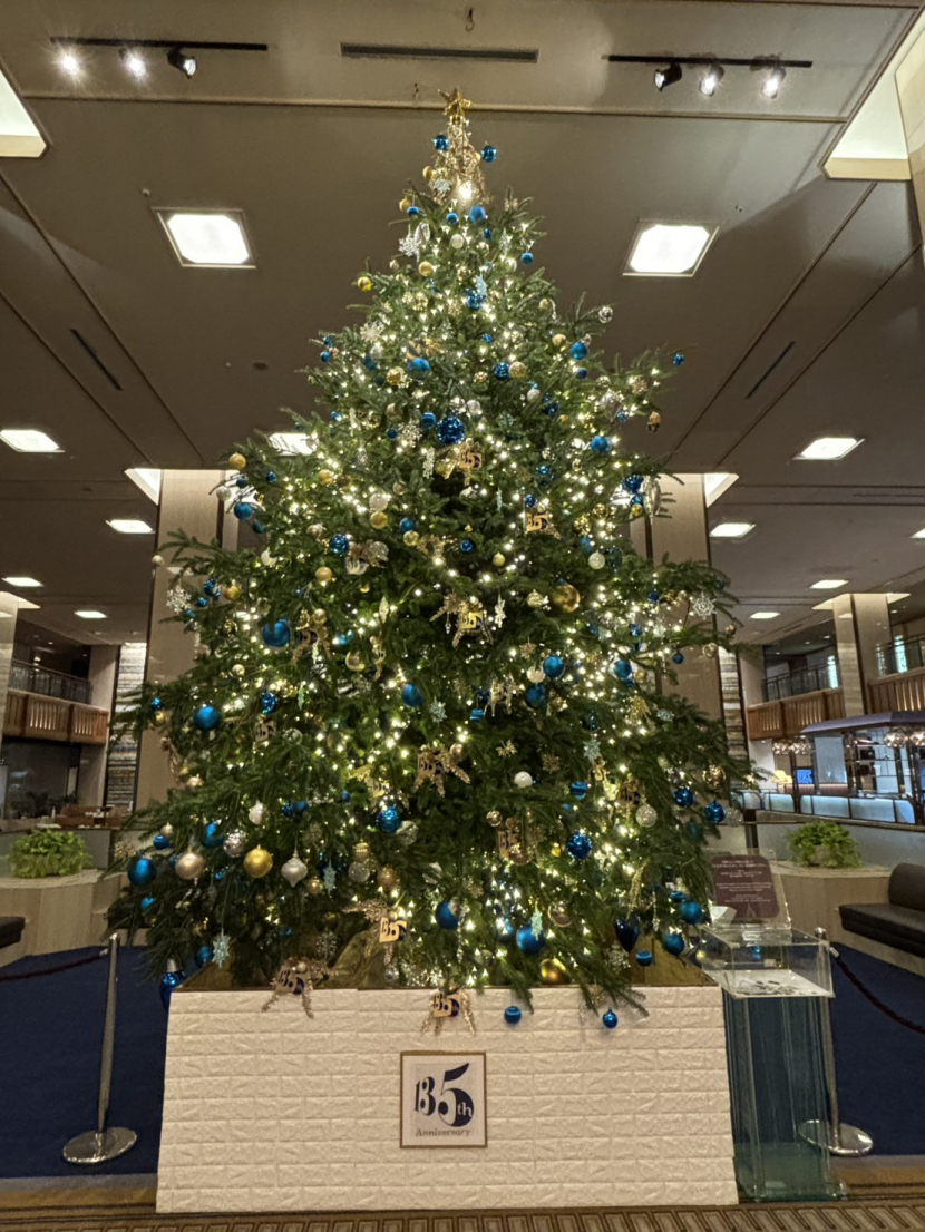 帝国ホテル本館ロビーに、煌めくクリスマスツリーが登場！