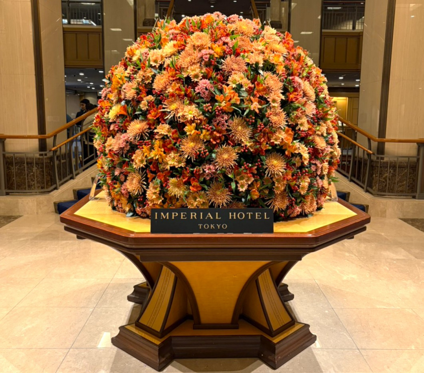 帝国ホテルのロビーに広がる秋の彩り。華やかな装花に季節の訪れを感じて